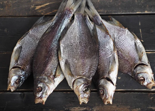 Vijf Gedroogde Zoetwater Rivierbrasem Vissen Een Donker Houten Rustieke Tafel — Stockfoto