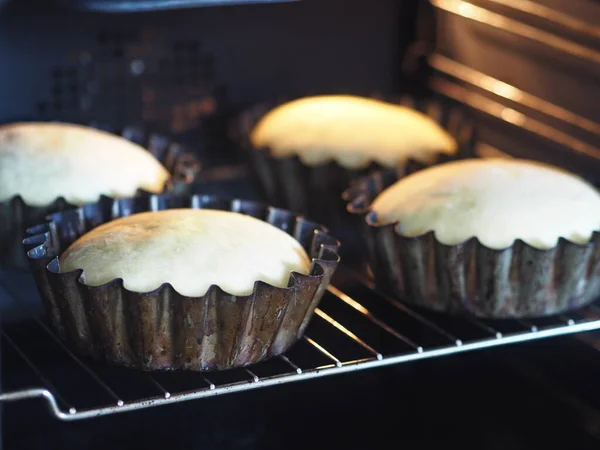 Yapımı Kek Çörekler Mutfak Fırınında Fırında Pişiyor — Stok fotoğraf