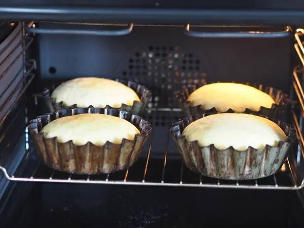 Pastel Hecho Casa Los Panecillos Hornean Sartenes Horno Cocina — Foto de Stock