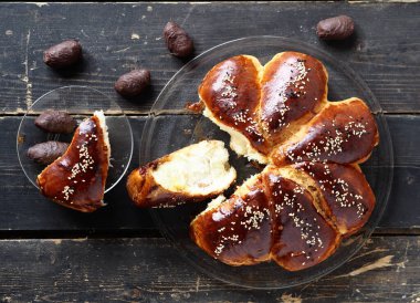 Yukarıdan manzara. Ev yapımı kek. Çikolata dolgulu rulo ve siyah ahşap bir masada çikolata..