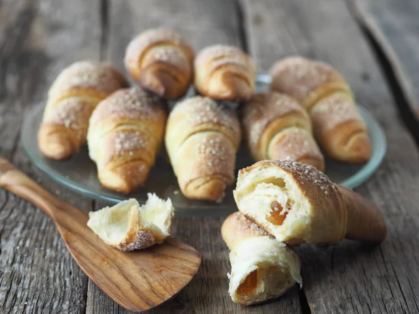 Croissants Espolvoreado Con Sésamo Azúcar Sobre Antiguo Fondo Madera Pastel —  Fotos de Stock