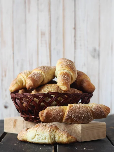 Croissanter Beströdda Med Sesam Och Socker Naturlig Vinstock Mörk Träbakgrund — Stockfoto