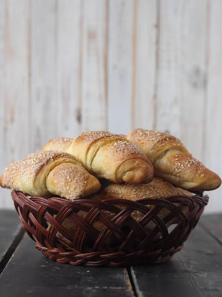 Hausgemachte Croissants Mit Sesam Und Zucker Bestreut Einem Natürlichen Teller — Stockfoto