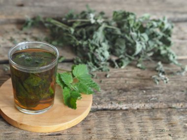 Uyuşturucu bitkileri. Kurutulmuş Melissa 'lı bitki çayı mı yoksa doğal ahşap bir masada nane çayı mı?.