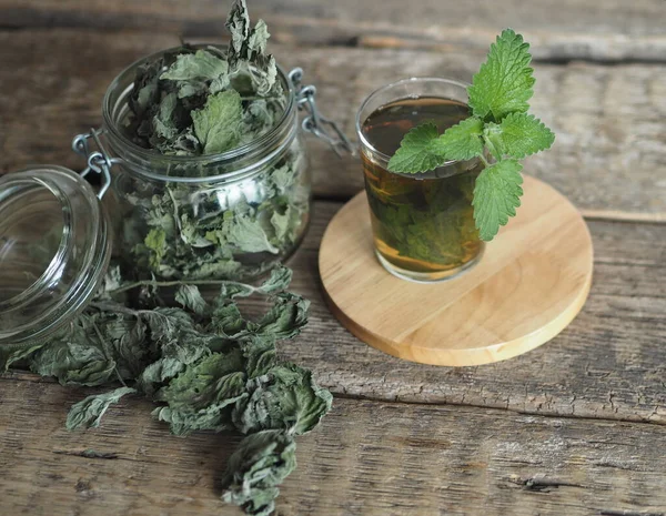 Plantas Drogas Hierbas Con Melissa Seca Menta Una Mesa Madera — Foto de Stock