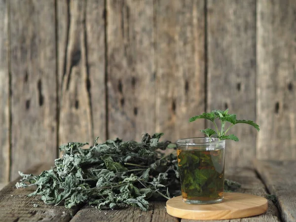 Plantas Droga Chá Ervas Com Melissa Seca Hortelã Uma Mesa — Fotografia de Stock