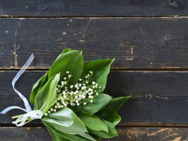 Tebrik ederim. Çiçekli bahar fotoğrafı. Karanlık bir arka planda bir buket kokulu zambak..