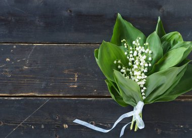 Tebrik ederim. Çiçekli bahar fotoğrafı. Karanlık bir arka planda bir buket kokulu zambak..