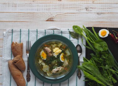 Bir kase bahar yeşili ve beyaz ahşap bir masada ev yapımı kepekli ekmek. Sağlıklı yiyecekler. Yukarıdan görünüşü.