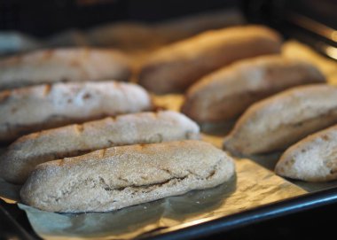 Ev yapımı kek. Tam tahıllı undan yapılan doğal ekmek, fırında siyah bir pişirme çarşafında pişirilir..