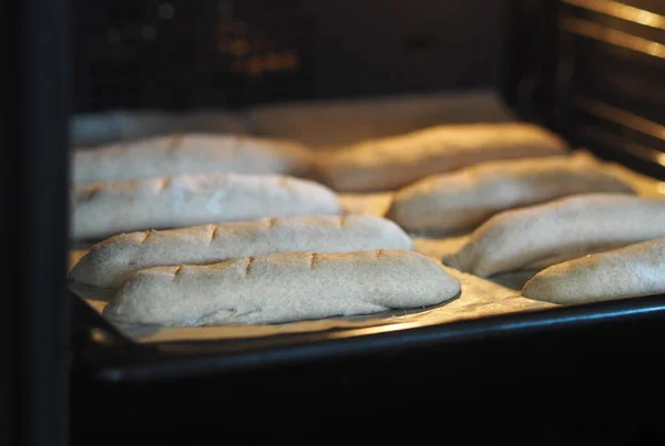 Gesunde Ernährung Hausgemachter Kuchen Rohes Naturbrot Aus Vollkornmehl Wird Ofen — Stockfoto