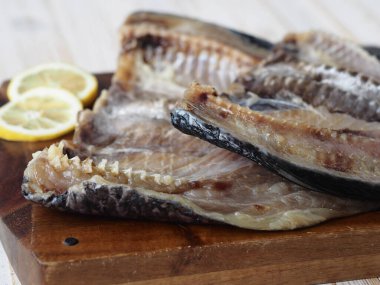 Balık geçmişi. Taze tuzlanmış Rus nehir balığı leşleri, yemek için hazır, mutfak kesme tahtasında beyaz ahşap bir masanın üzerinde..