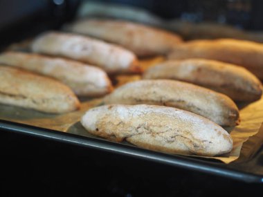 Ev yapımı kek. Tam tahıllı undan yapılan doğal ekmek, fırında siyah bir pişirme çarşafında pişirilir..