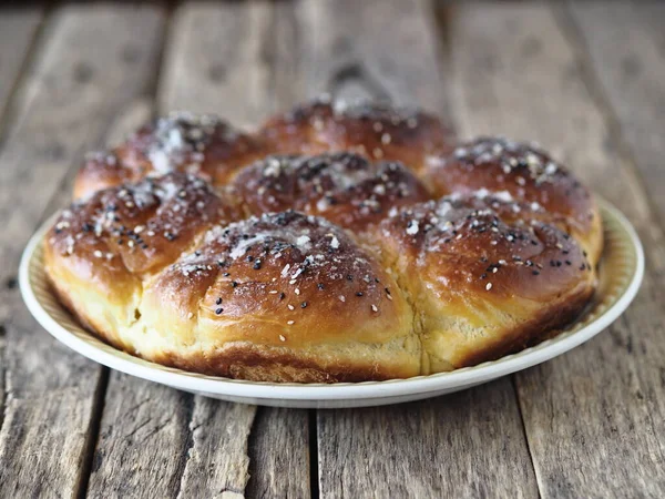 Hausgemachter Kuchen Brötchen Gefüllt Mit Marmelade Bestreut Mit Sesam Und — Stockfoto