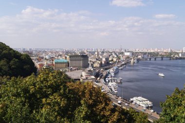 Şehrin ve nehir limanının görüntüsü.