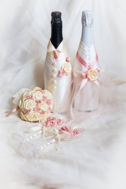 Beyaz arka planda pembe ve süt rengi aksesuarlar.