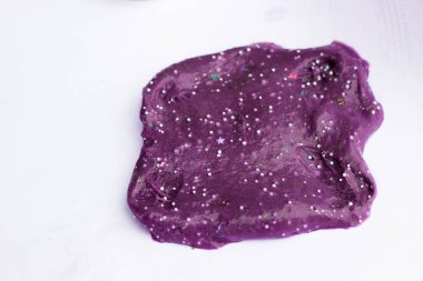 Çocukların yaratıcılığı ve motor gelişimi. BLOB şeklinde beyaz bir arkaplanda salya moru yakın plan..