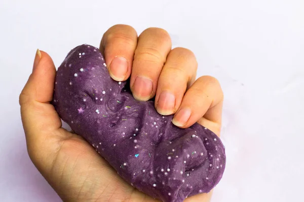 儿童的创造力和运动发展 紫色黏液 手握白色底色 — 图库照片