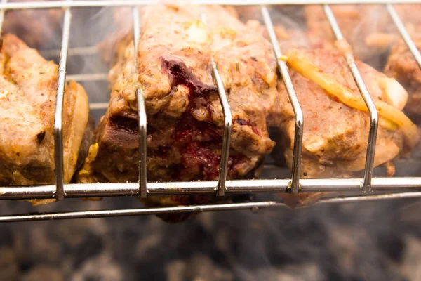 Churrasco Porco Com Sangue Grelha Processo Cozinhar Uma Fogueira Pedaço — Fotografia de Stock
