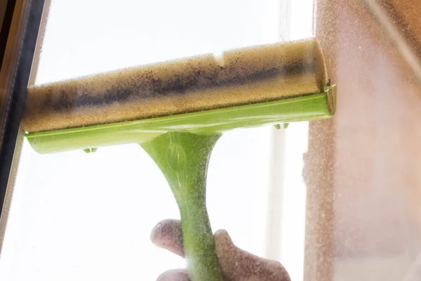 Πλένω Πλαστικά Παράθυρα Στο Σπίτι Εργαλείο Καθαρισμού Παραθύρων Στο Χέρι — Φωτογραφία Αρχείου