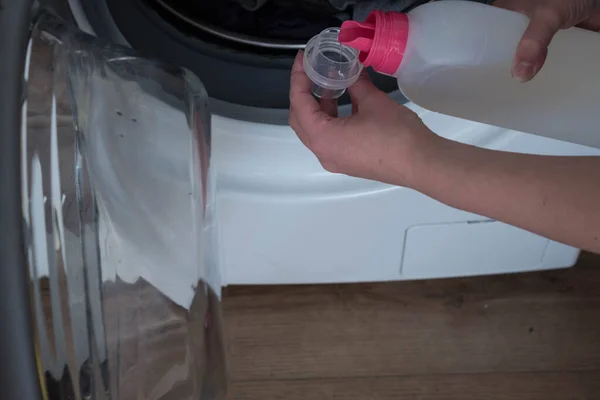 Procesul Pregătire Mașinii Spălat Pentru Ciclul Spălare Mâna Unei Femei — Fotografie, imagine de stoc