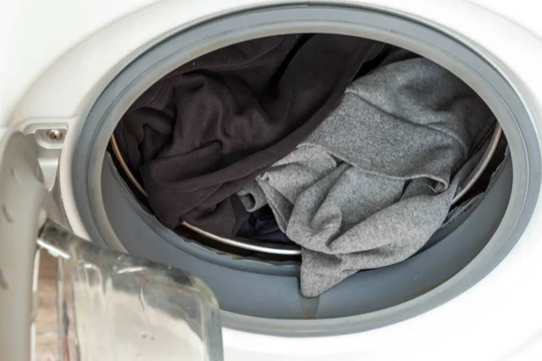 Πλύσιμο Στο Πλυντήριο Άνοιγμα Τυμπάνου Πλυντηρίου Μαύρο Και Γκρι Βαμβακερό — Φωτογραφία Αρχείου