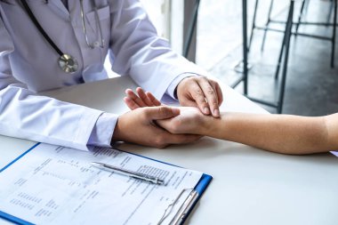 Doktor hastanın el nabzındaki basıncı kontrol ediyor.