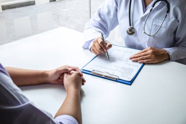 Doktor ve hasta semptomlar hakkında görüşmeler yapıyorlar.