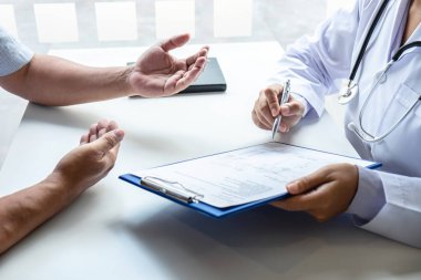 Doktor ve hasta semptomlar hakkında görüşmeler yapıyorlar.