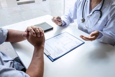 Doktor ve hasta semptomlar hakkında görüşmeler yapıyorlar.