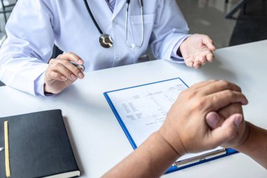 Doktor ve hasta semptomlar hakkında görüşmeler yapıyorlar.