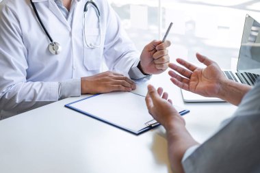 Doktor ve hasta semptomlar hakkında görüşmeler yapıyorlar.