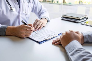 Doktor ve hasta semptomlar hakkında görüşmeler yapıyorlar.