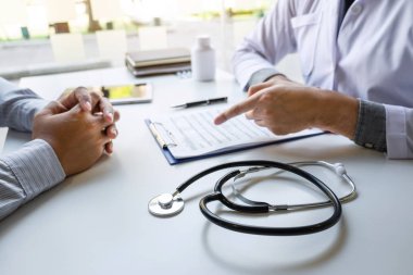 Doktor ve hasta semptomlar hakkında görüşmeler yapıyorlar.