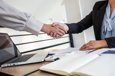 İş kadını el sıkışıyor, sohbeti bitiriyor. 