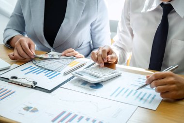 Yatırımcılarla iki iş ortağı ekip toplantısı ve tartışma