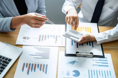 Yatırımcılarla iki iş ortağı ekip toplantısı ve tartışma