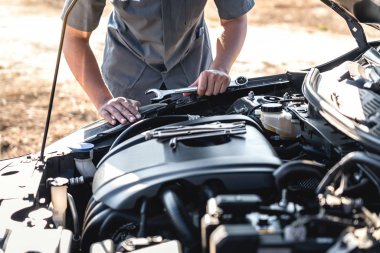 Araba tamircisinin teknisyen elleri oto tamir servisi yapıyor.