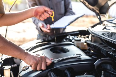 Araba tamircisinde çalışan teknisyen ekibi oto tamircisi.