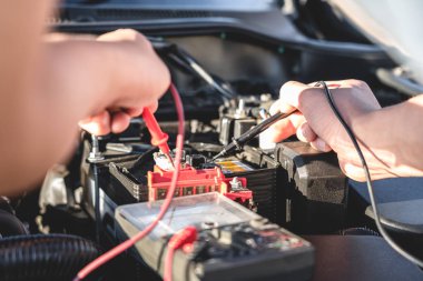 Otomatik tamir makinesinde motor otomotiv kontrolü yapan tamirci