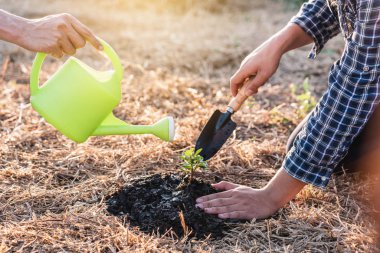 Dünya Çevre Günü 'nde iki adam yardım ediyordu.