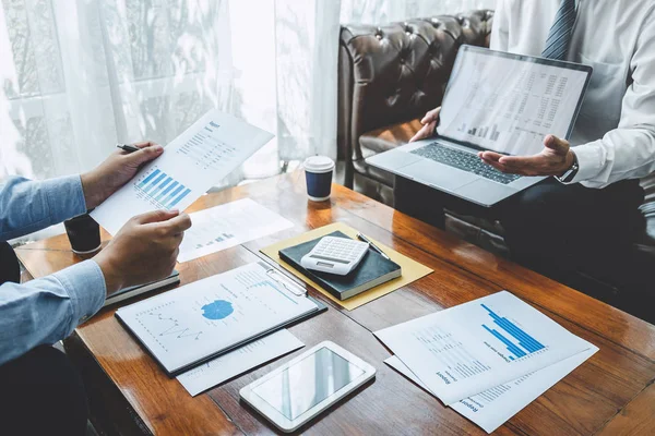 Parceiro da equipe de negócios em reunião brainstorming em investimento ide — Fotografia de Stock