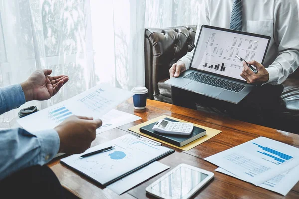 Socio del equipo de negocios en la reunión de lluvia de ideas en inversión ide — Foto de Stock