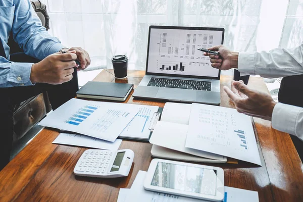 Parceiro da equipe de negócios em reunião brainstorming em investimento ide — Fotografia de Stock