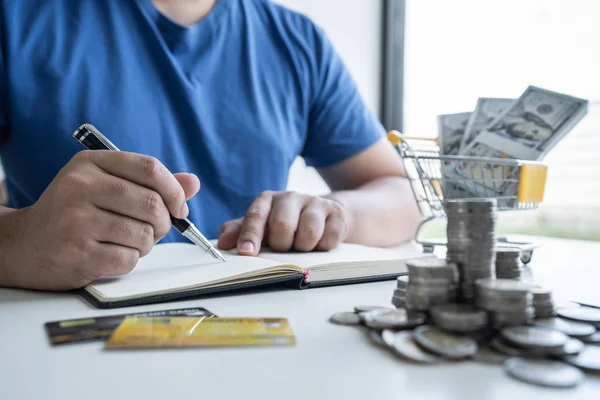 Hombre escribiendo informe a la planificación de ahorro creciente a la estrategia con m — Foto de Stock