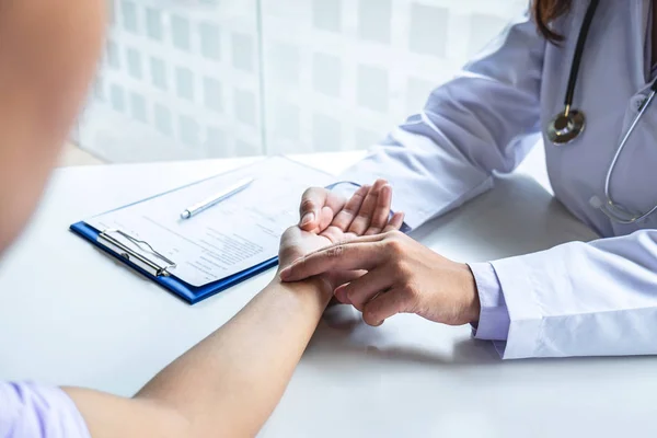 Médico comprobando la presión de medición en el pulso de la mano del paciente por ha — Foto de Stock