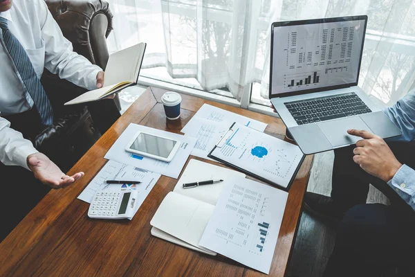 Socio del equipo de negocios en la reunión de lluvia de ideas en inversión ide — Foto de Stock