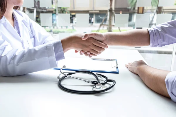 Doctor and patient shaking hands after checking with consultatio — 스톡 사진
