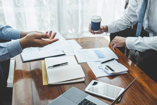 Geschäftspartner über Brainstorming bei Investitionen — Stockfoto