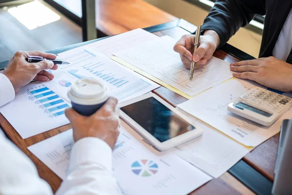 Socio del equipo de negocios en la reunión de lluvia de ideas en inversión ide — Foto de Stock